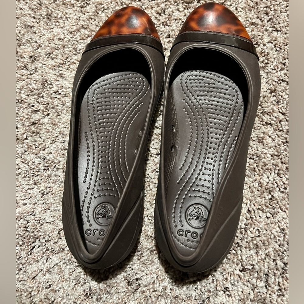 Crocs Brown with tortoise brown marble shell toe ballerina flats​​, Size 7W